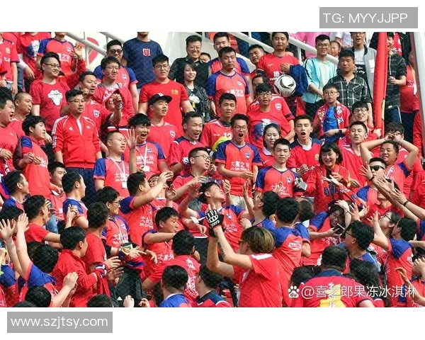 足球场上泪水与荣耀交织众球星泣别告别瞬间回顾